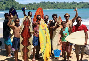 サーフボードを持っての集合写真